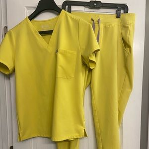 Figs yellow medium scrub set